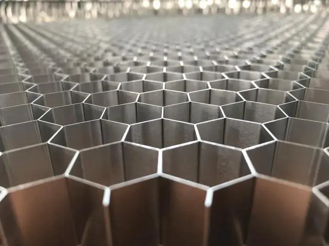 鋁蜂窩板，讓現代建筑更具科技感！-吉祥裝飾