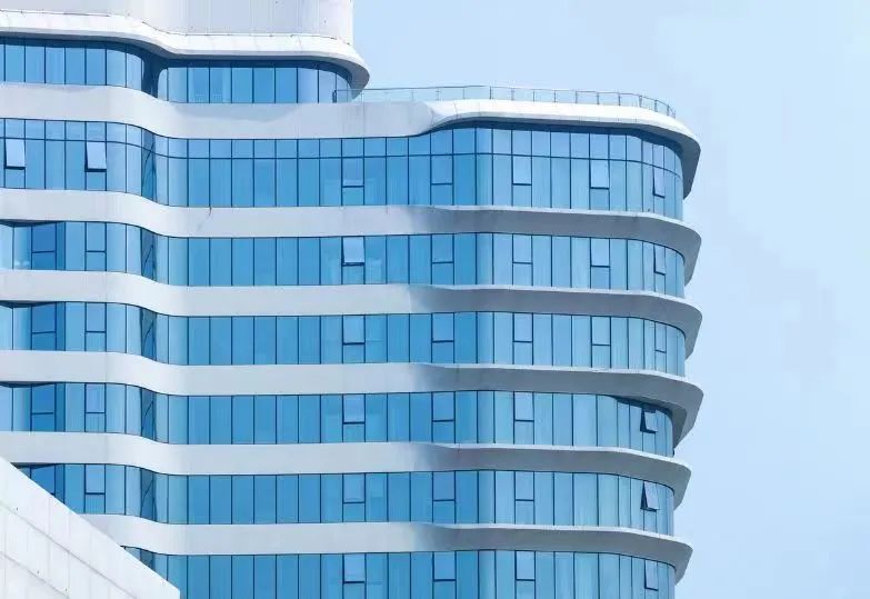 山東吉祥建材白色鋁板搭配藍(lán)色幕墻，恰似藍(lán)海白浪！