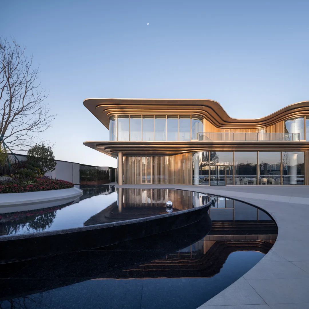 示范區立面：各種鋁板的應用4——雙曲鋁板